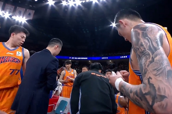 上海男篮提前锁定季后赛席位 争冠之路再无阻碍