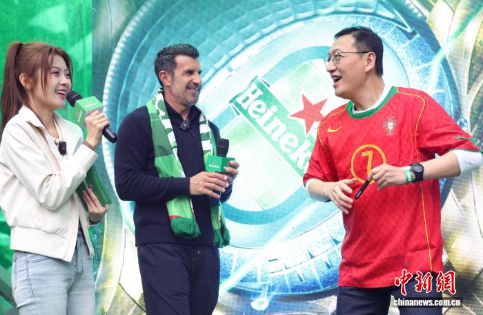 路易斯·菲戈南京现身大耳杯巡游 现场助威苏超